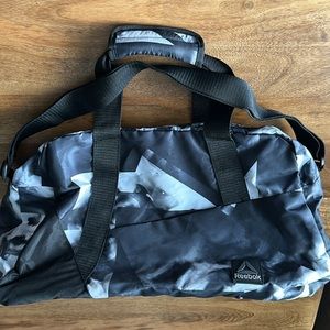 Reebok black and white travel / gym bag medium size great condition athleisure